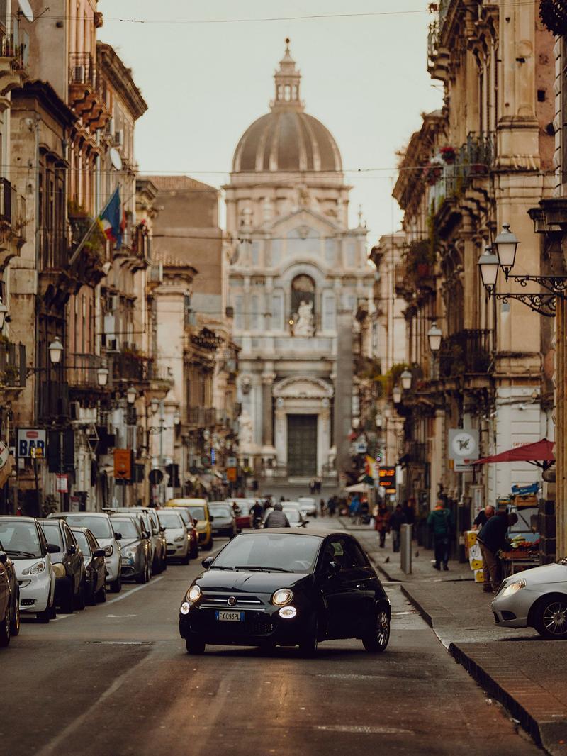 Fiat 500 vor dem Dom von Catania – Reisereportage Sizilien für die ADAC Motorwelt