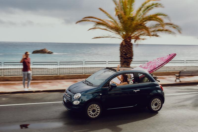 Fiat 500 mit Surfboard an der Küste Siziliens – Reisereportage für die ADAC Motorwelt
