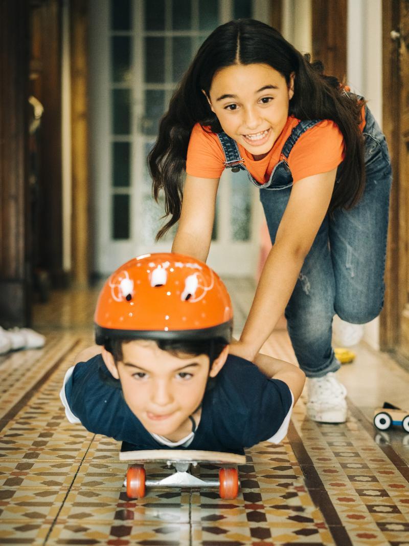 Allianz Direct Kampagne – Kinder mit Skateboard und Helm in den Niederlanden
